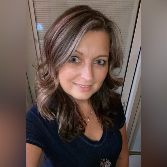 Meet your Posher, Misty I have so many items to list so watch my closet 😊 - Picture 2 of 9